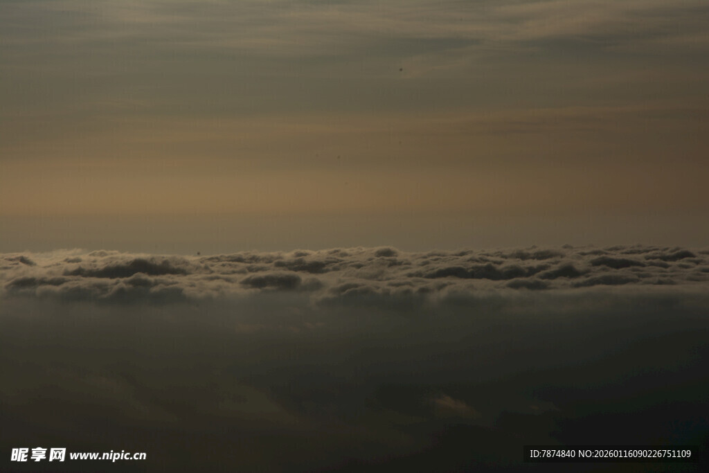 高空云海间的壮丽景象