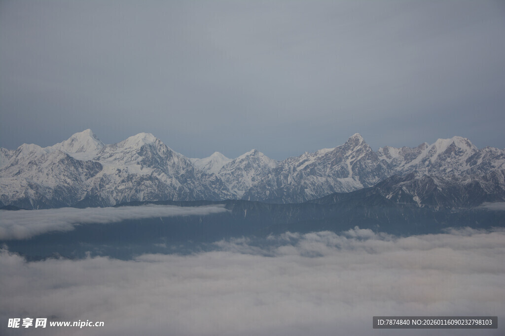 云海之上的壮丽雪山
