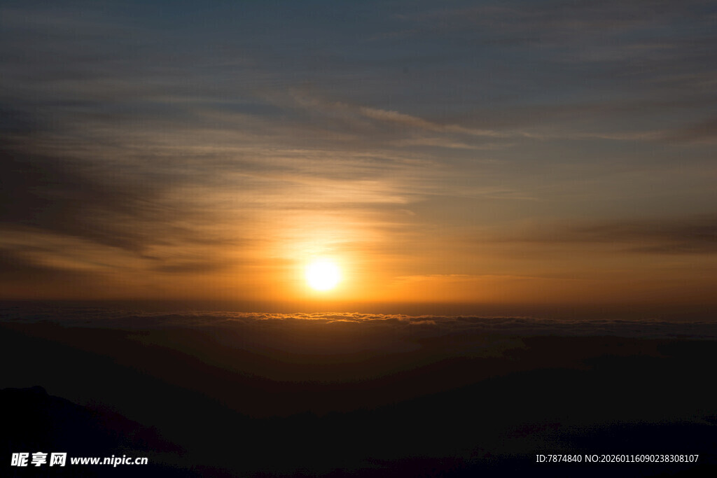 壮丽日出 天际霞光闪耀