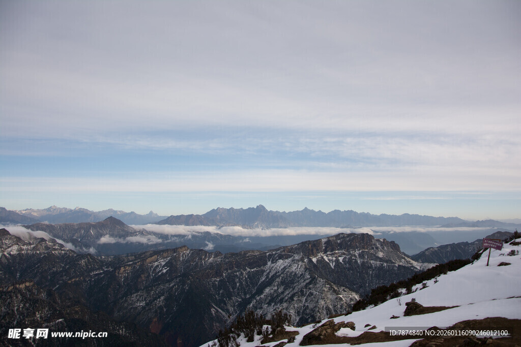 雪山连绵的壮阔山景
