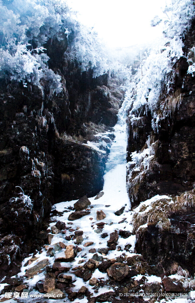 雪覆山间瀑布美景