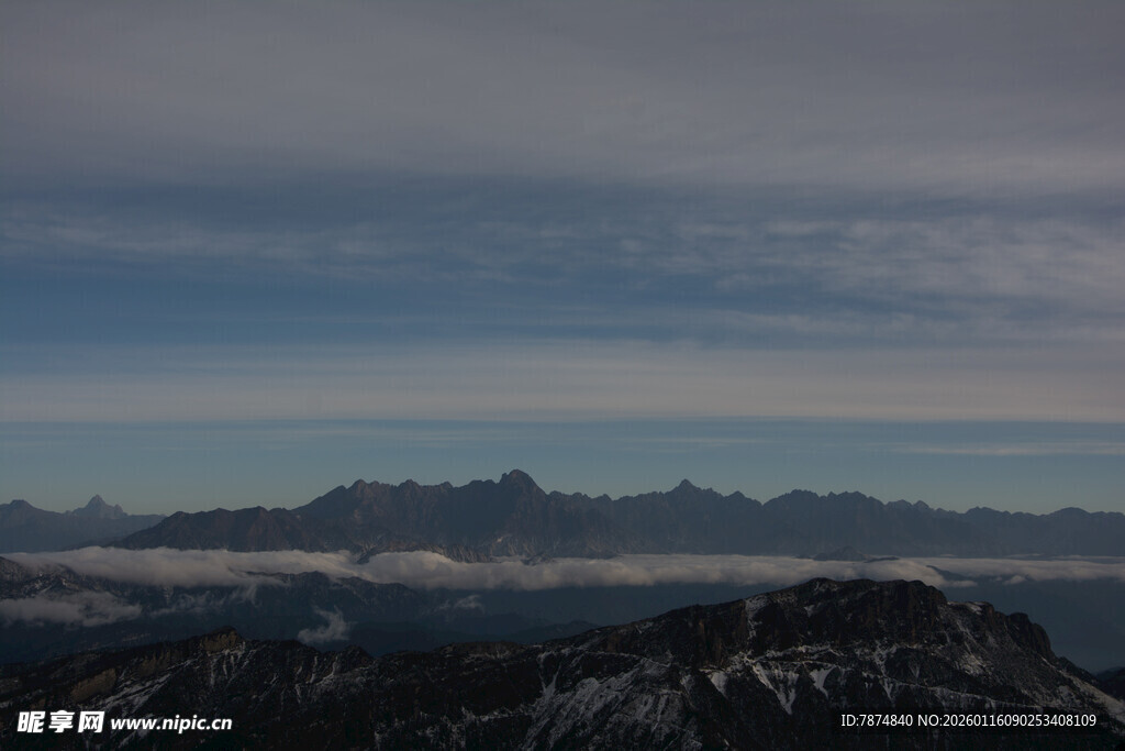 壮丽山峦云海景观