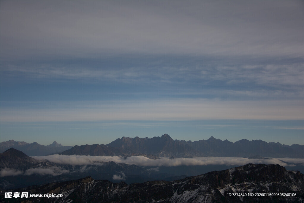山间云海缭绕的壮美景色