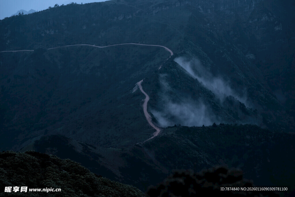 山间蜿蜒公路 暮色霭霭