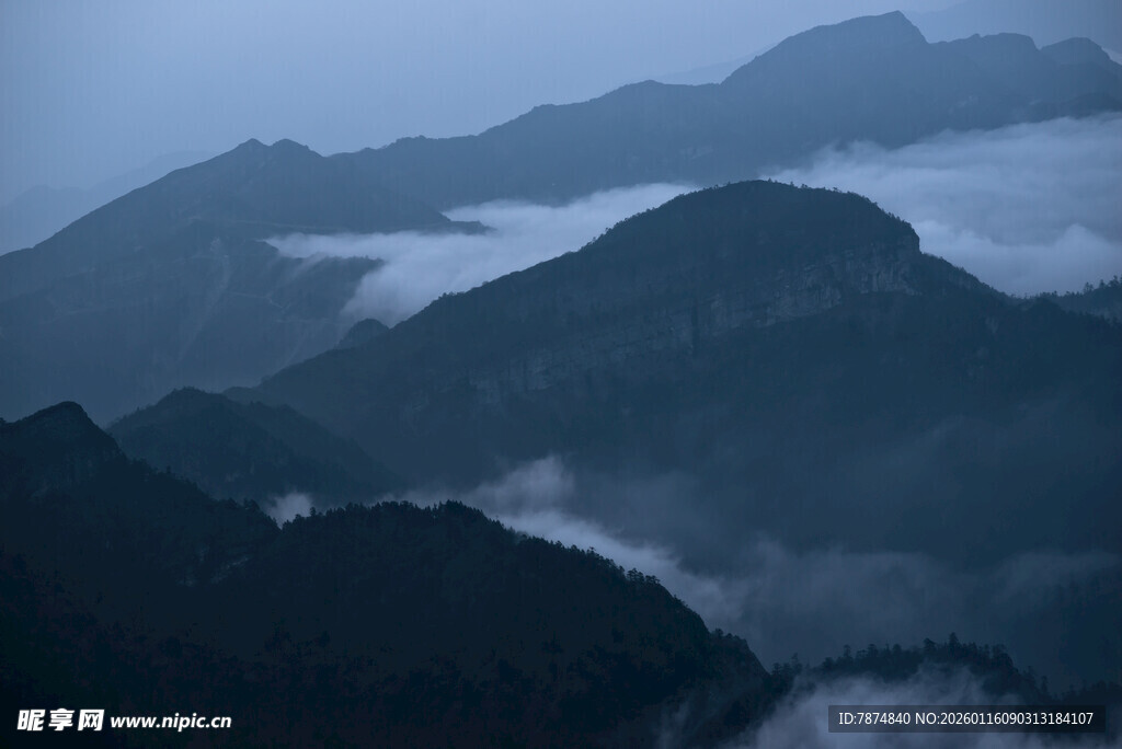 云雾缭绕的壮美山峦