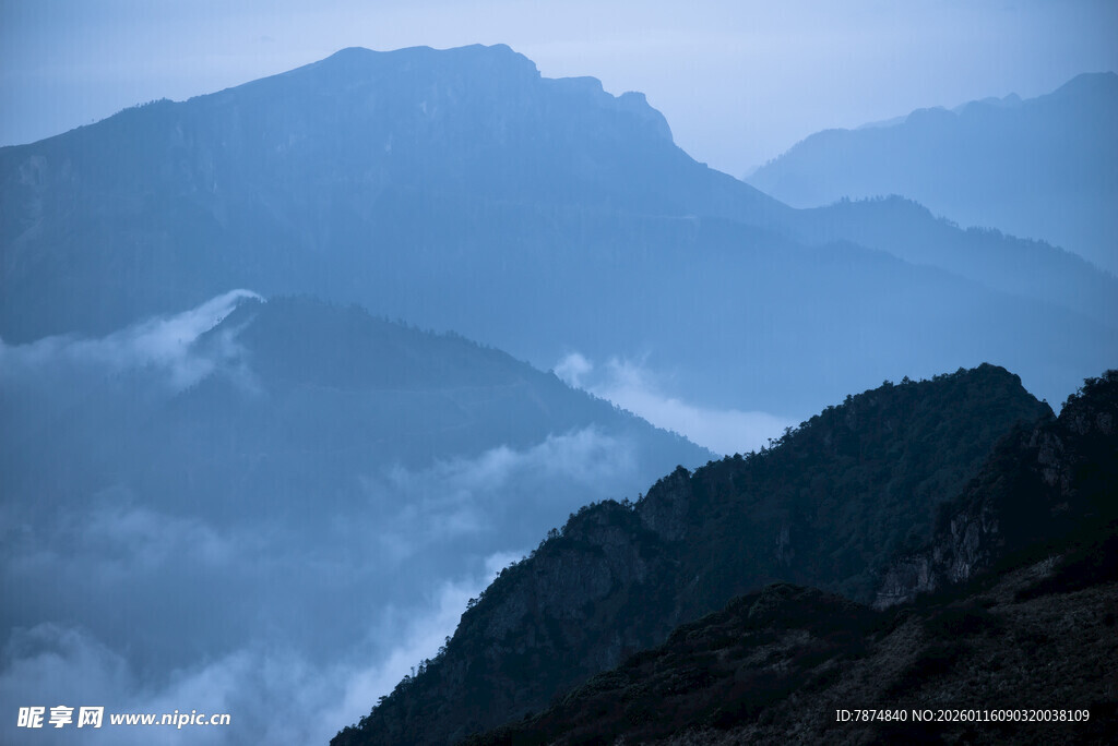 山间云雾缭绕的壮美景色