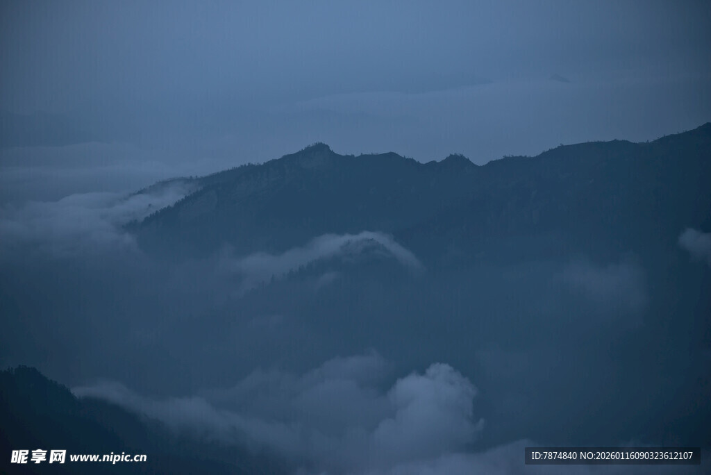 山间云海 朦胧壮美之景