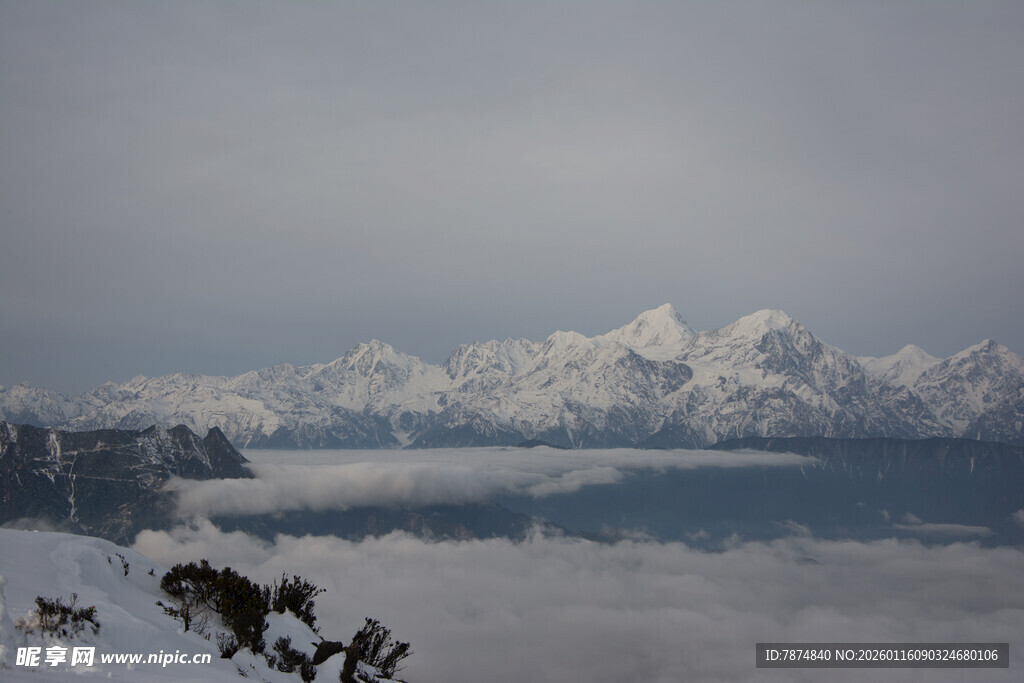 雪山云海壮丽景观