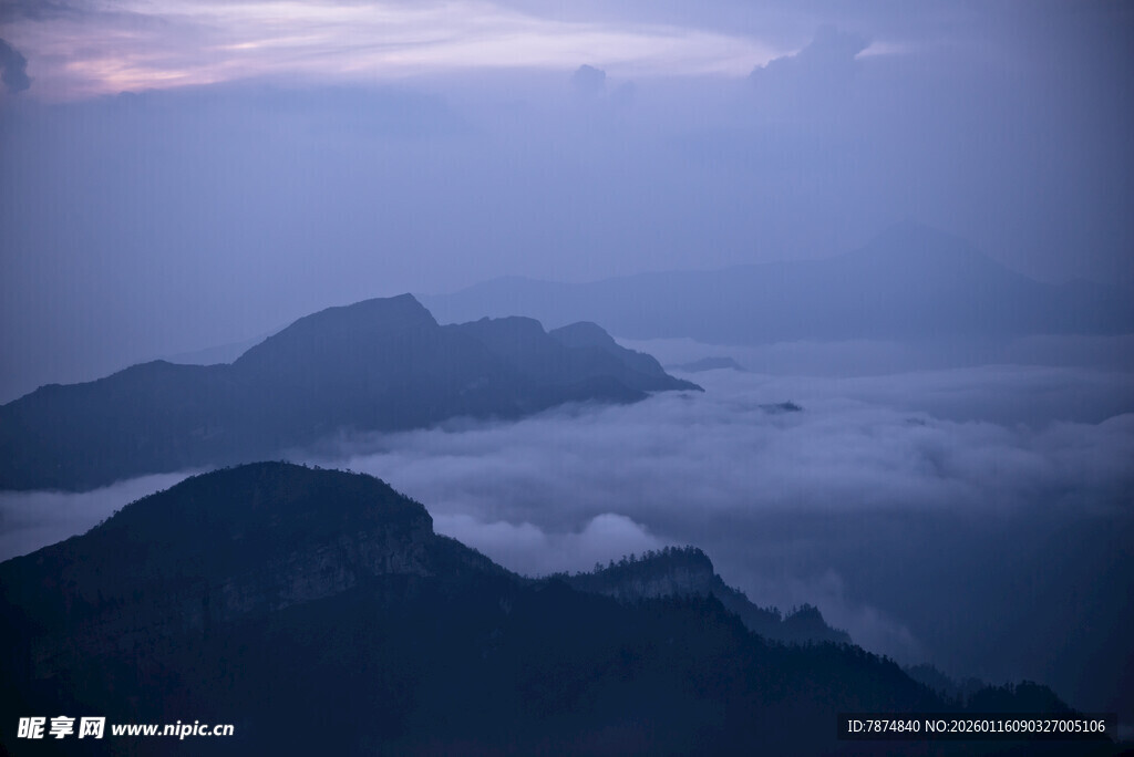 云雾缭绕的壮丽山峦