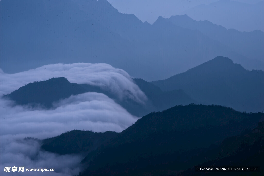 山间云海缭绕的壮美景观
