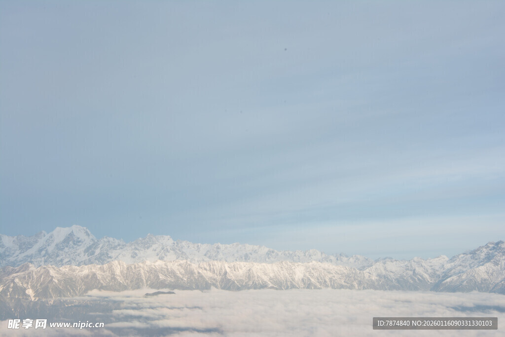 高空俯瞰连绵雪山美景