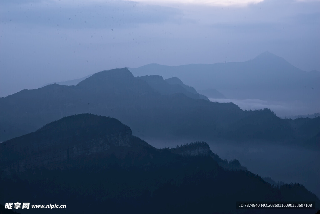 山间晨雾中的层叠山峦