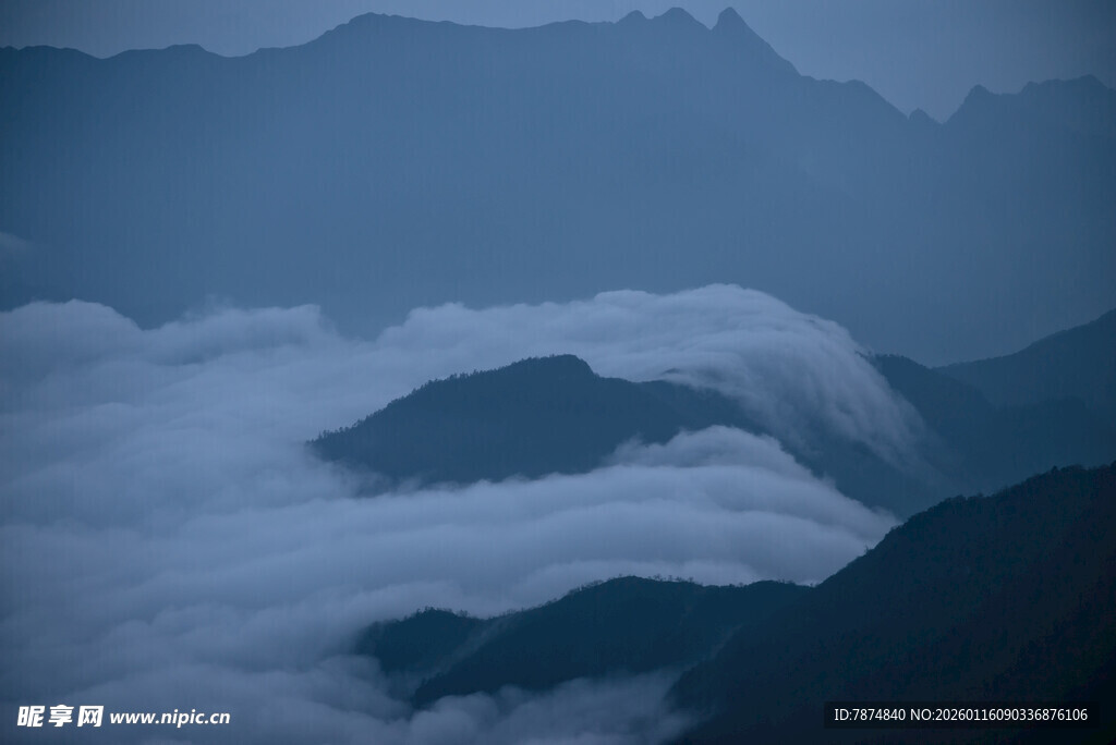 云雾缭绕的壮丽山峦