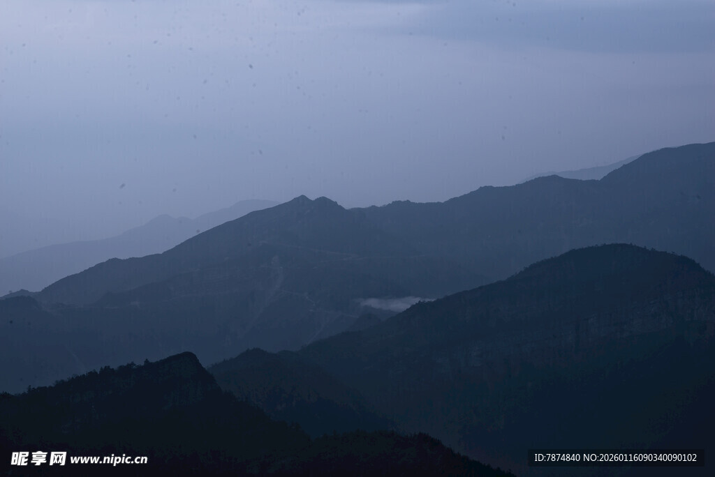暮色中的连绵山峦