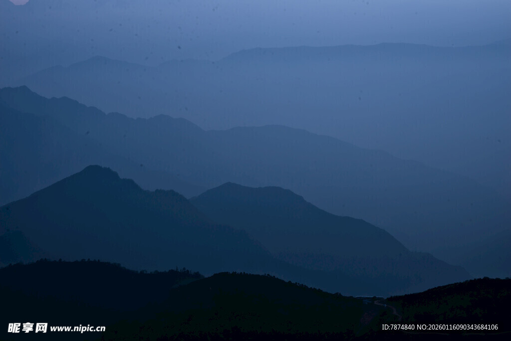 雾霭中的层叠山峦