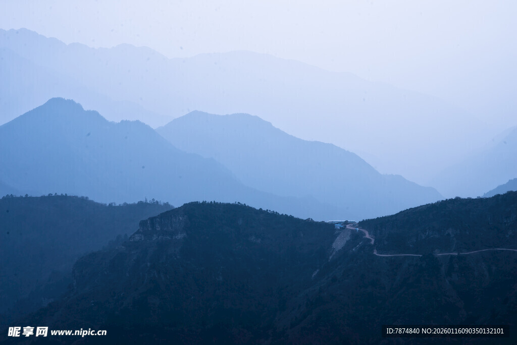 远山覆霭 壮美山峦景色