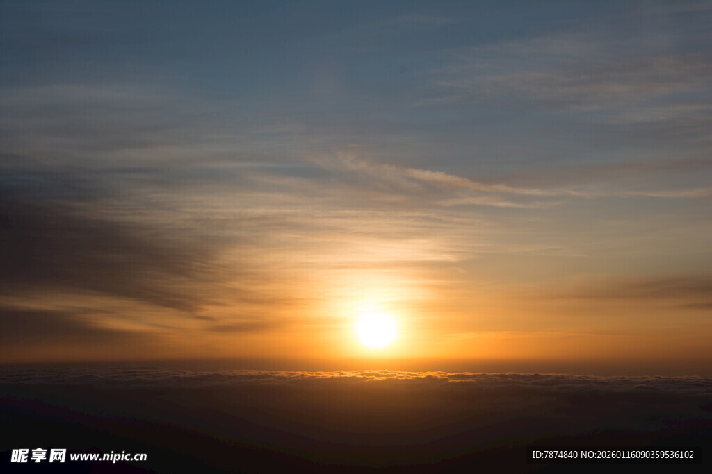 壮丽日出 天际霞光闪耀