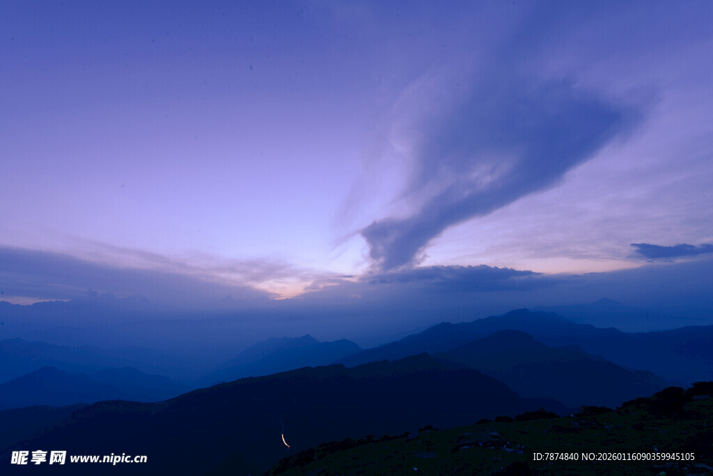 山间暮色中的梦幻云彩
