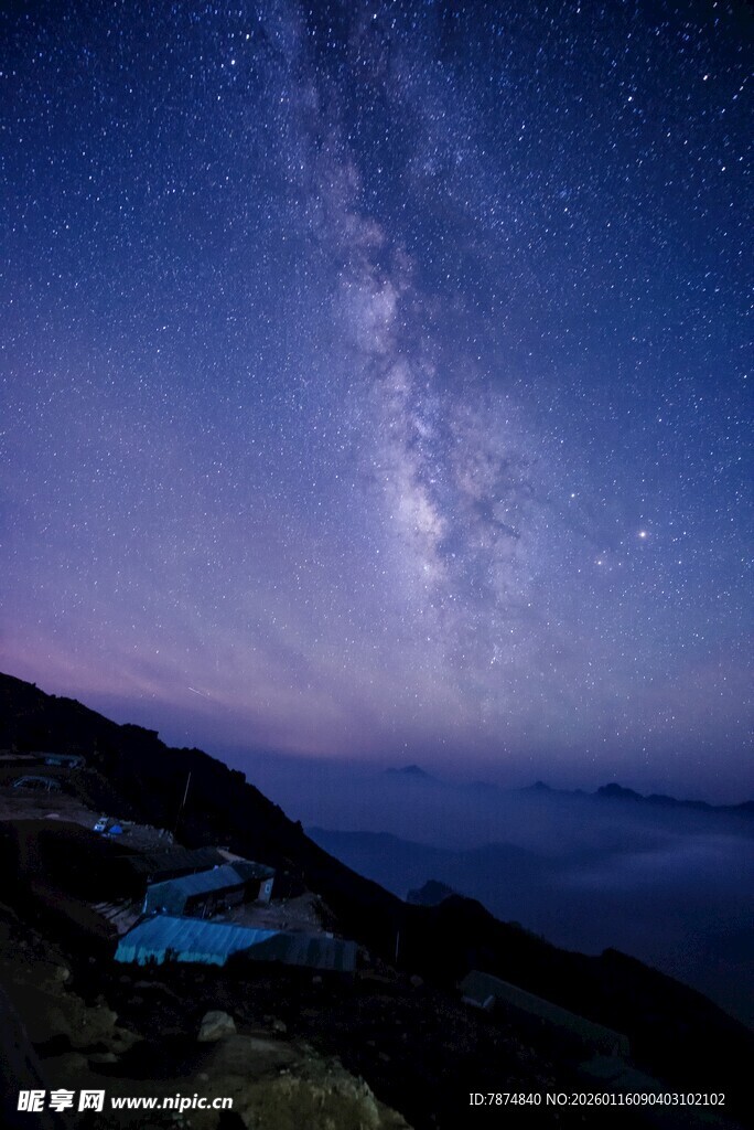 山间星空下的静谧美景