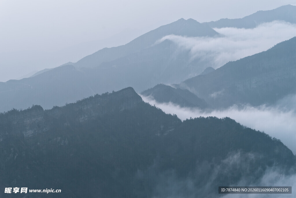 云雾缭绕的壮美山峦