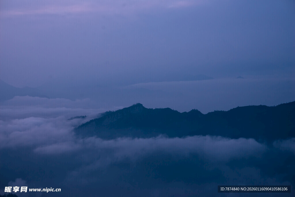 云海中的山峦美景