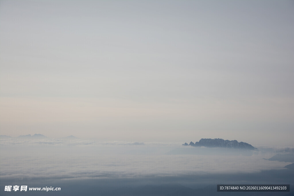 海上云雾中的孤岛