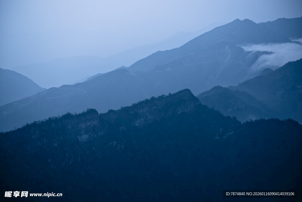 雾霭中的连绵山脉