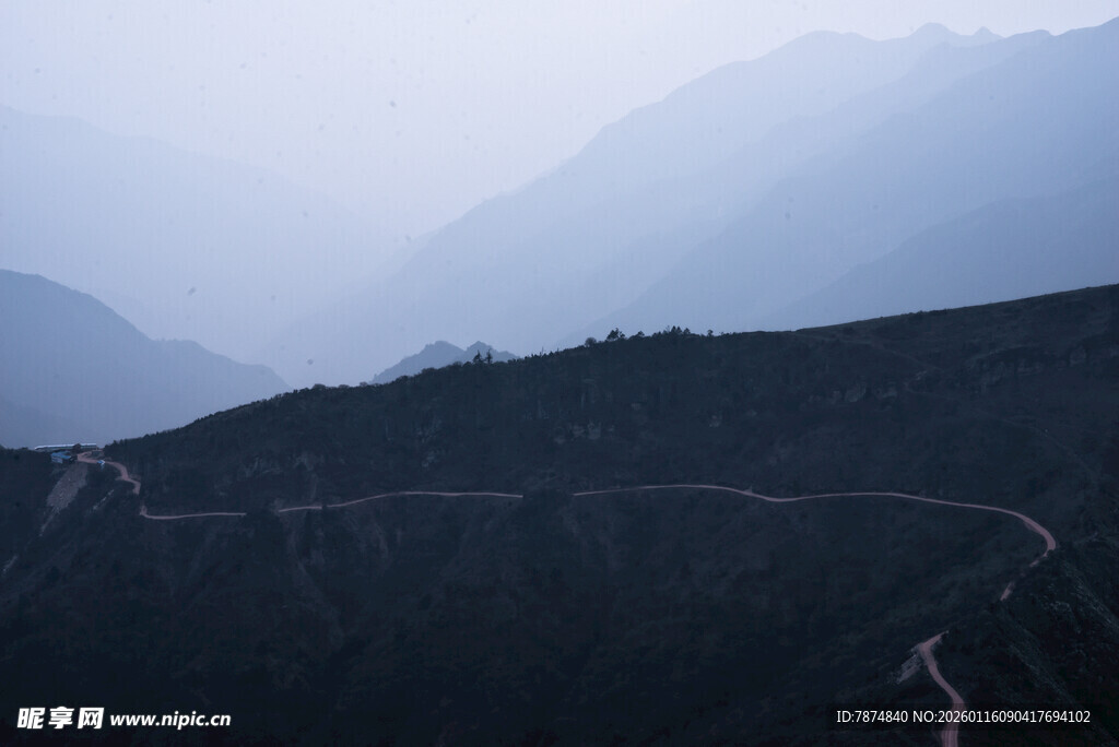 山间蜿蜒公路 朦胧美景