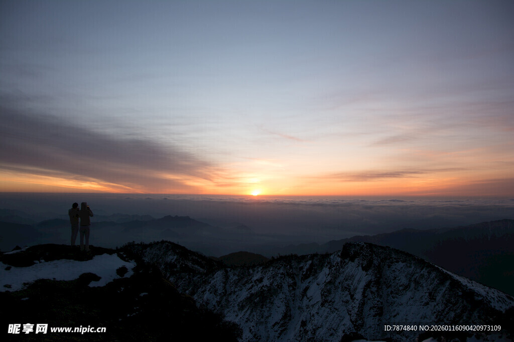 雪山之巅的壮丽日落