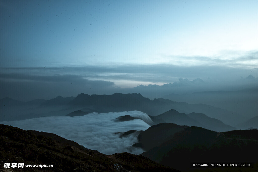 高山云海壮丽景观