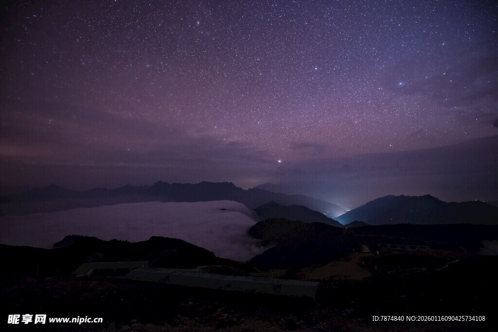 梦幻星空下的山间云海