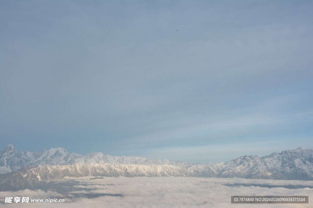 雪山蓝天壮丽自然景观