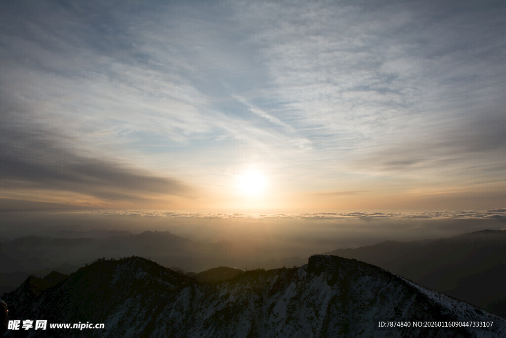 日出时分的壮丽山景