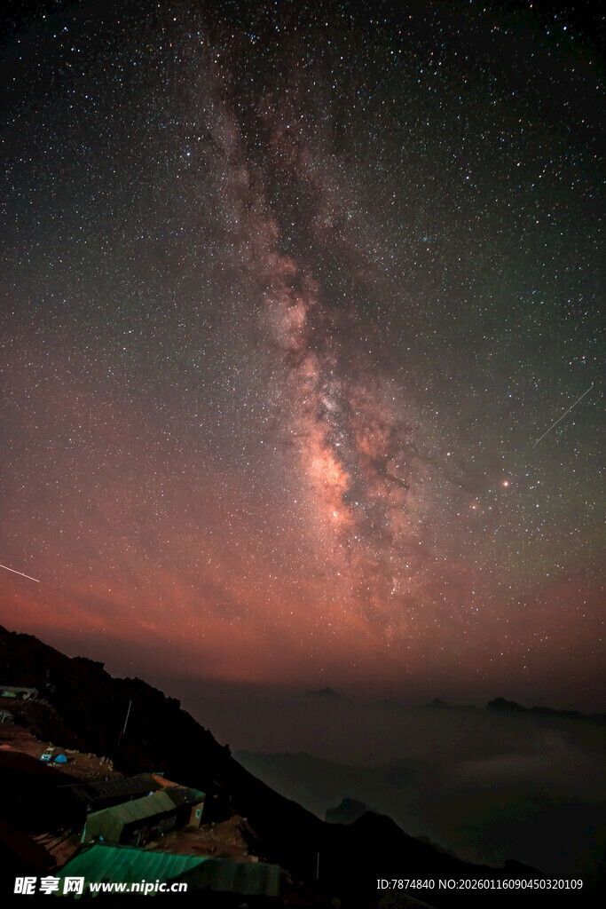 山间璀璨银河夜景