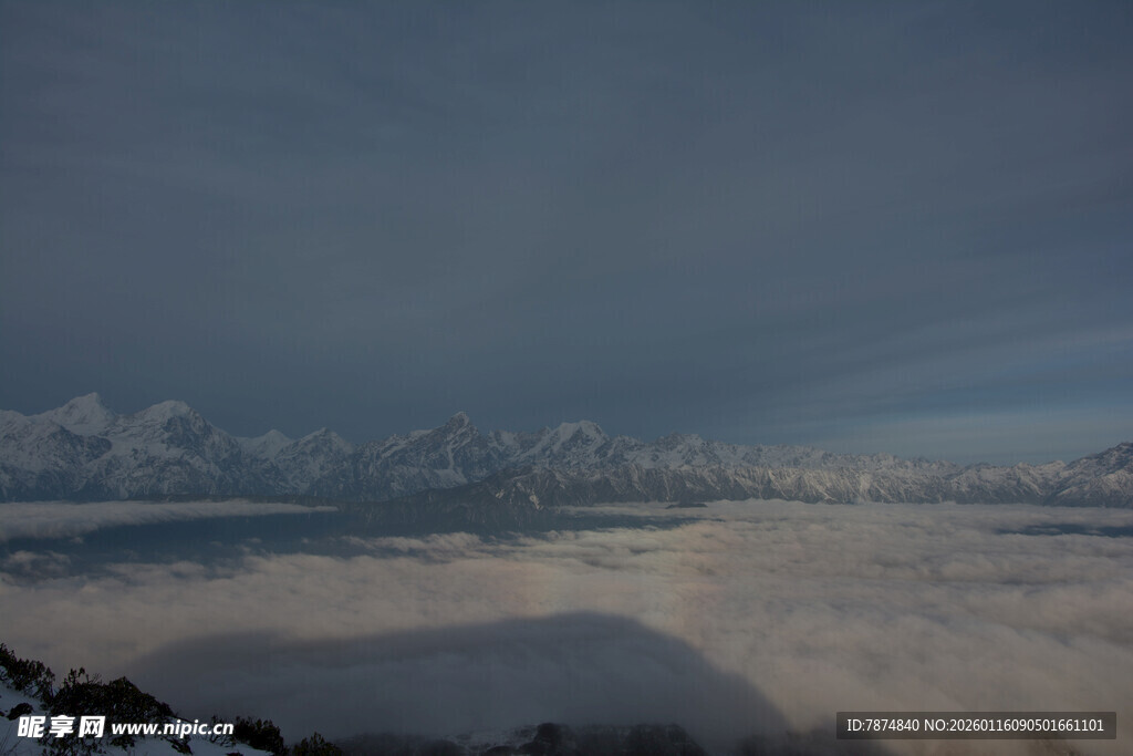 云海之上的壮丽天空景观