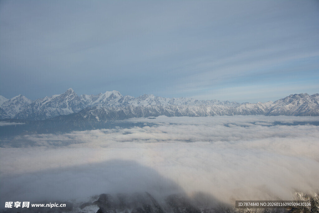 雪山云海壮丽景观