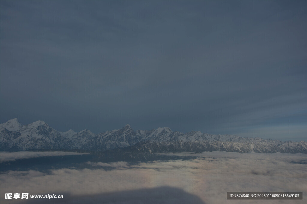 高空俯瞰云海壮丽景观