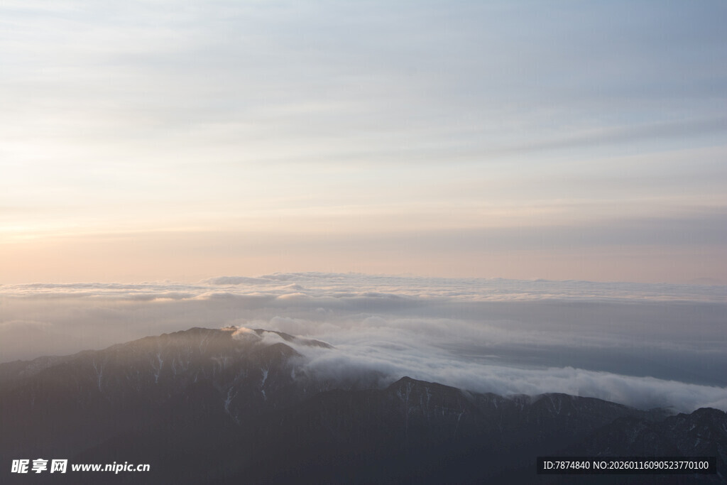 日出云海间的壮美山景