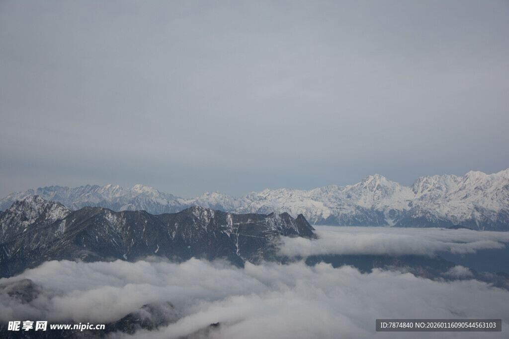云端之上的壮丽山脉景观