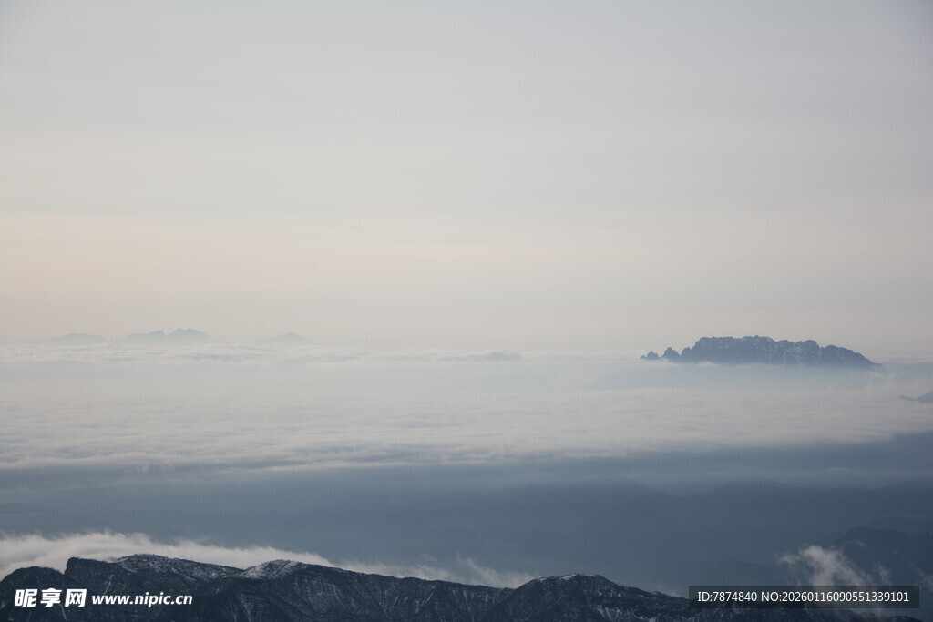云海中的孤山美景