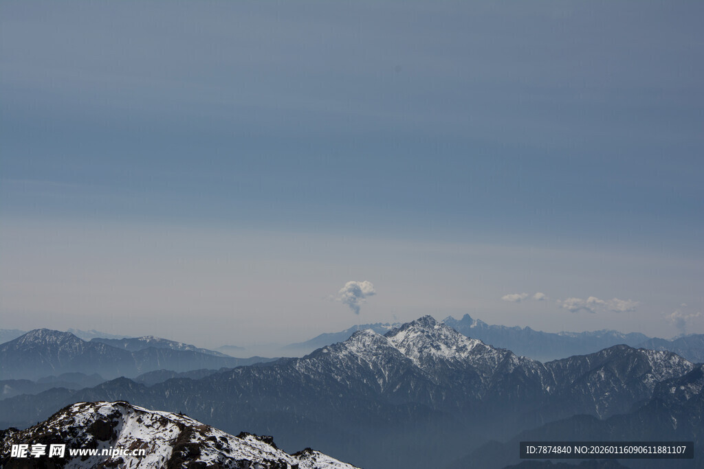 雪山远景 壮丽山峦风光