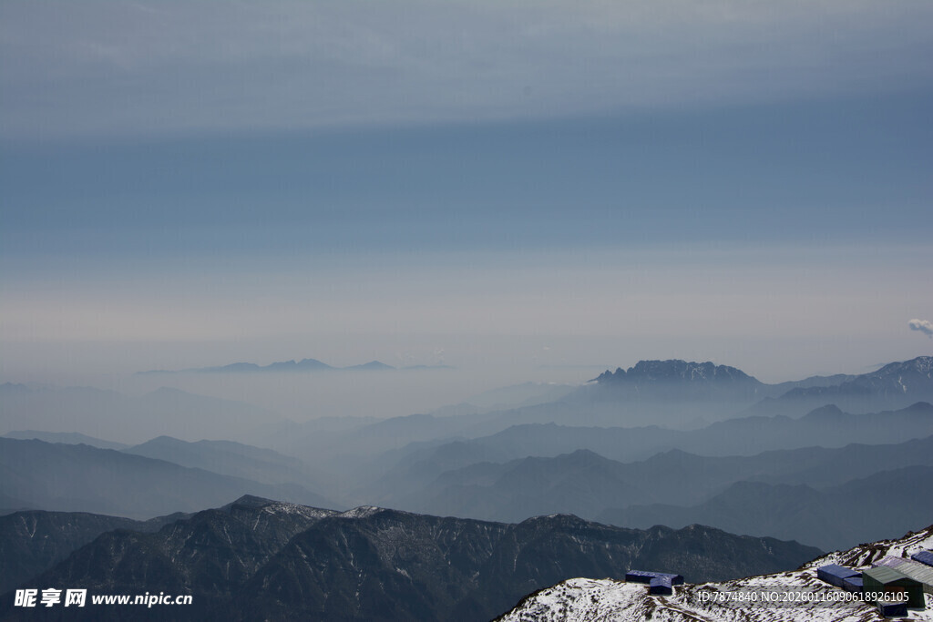 雪山云海中的壮阔山景