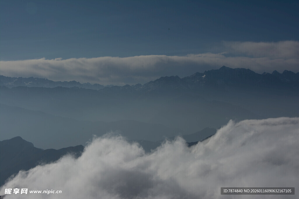 云海之上的壮丽山景