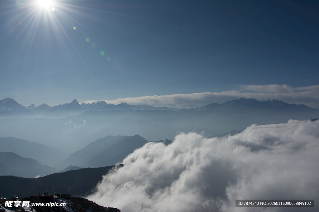 高山云海间的壮丽日光