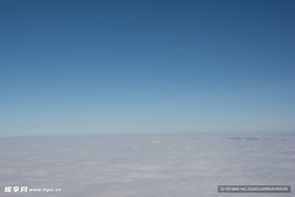 高空俯瞰云海蓝天景象