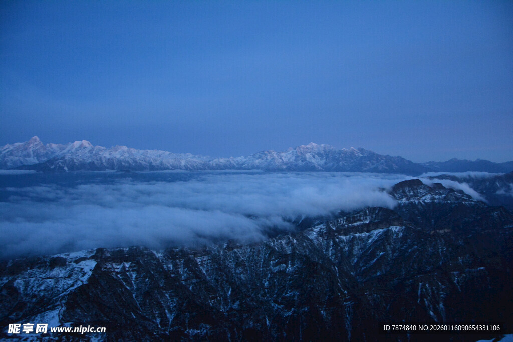 山间晨雾缭绕的壮美景色