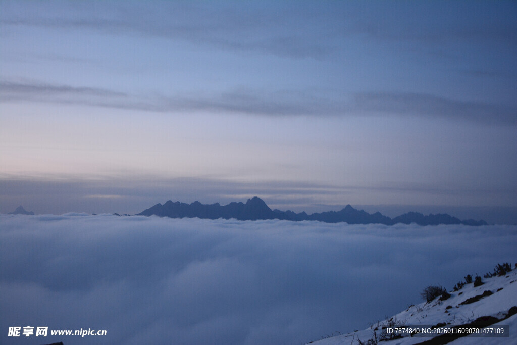 云海之上的壮丽山景