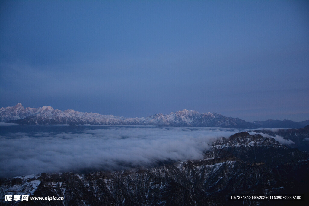 雪后山间云海壮丽景观
