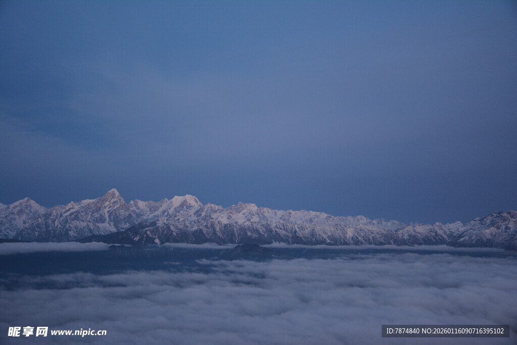 雪山云海壮丽景观