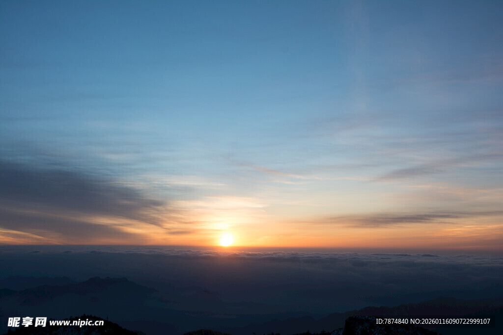 山顶壮美日出景观